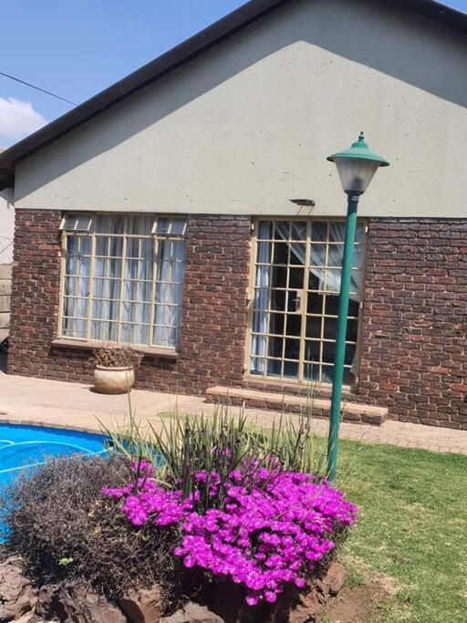 Apartamento Funky Dot Sleeping Spot Kempton Park Exterior foto