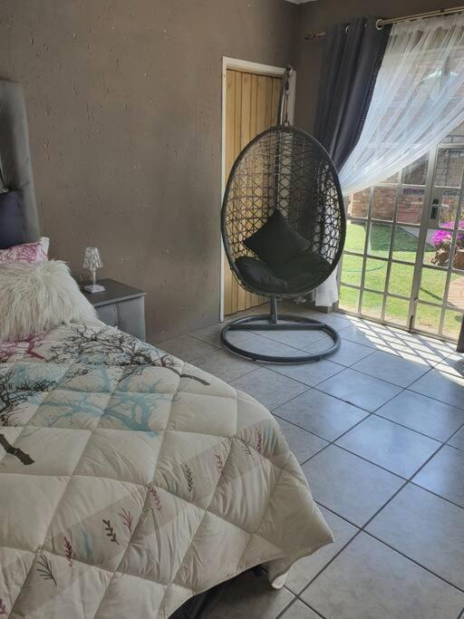 Apartamento Funky Dot Sleeping Spot Kempton Park Exterior foto