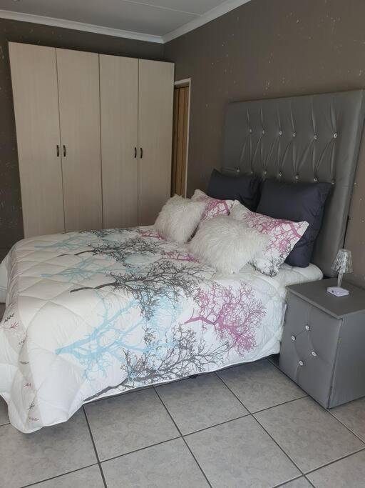 Apartamento Funky Dot Sleeping Spot Kempton Park Exterior foto