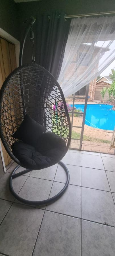 Apartamento Funky Dot Sleeping Spot Kempton Park Exterior foto