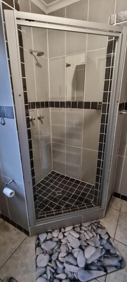 Apartamento Funky Dot Sleeping Spot Kempton Park Exterior foto
